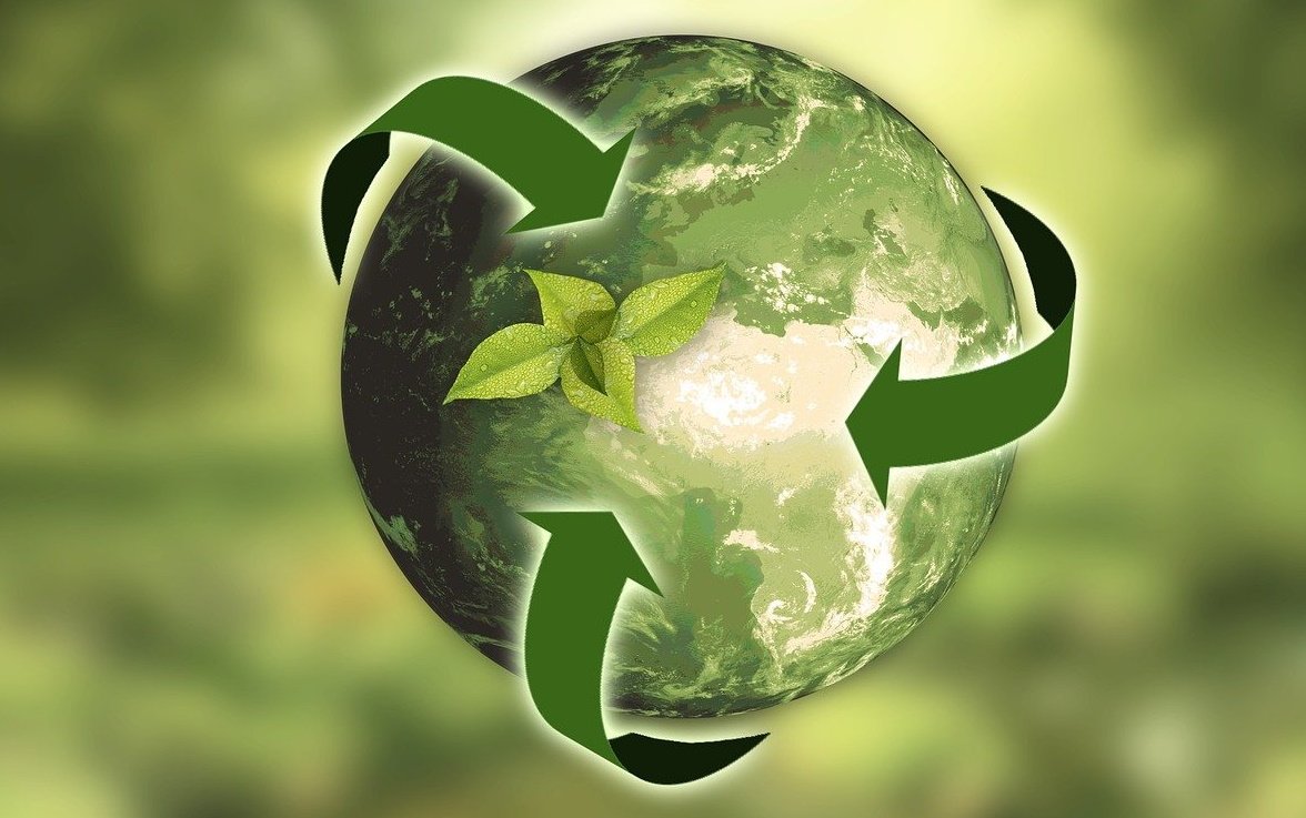 Imagem mostra a Terra, na cor verde, envolta por símbolo de reciclagem. Programa da Samsung para reciclar celulares antigos ainda não engrenou