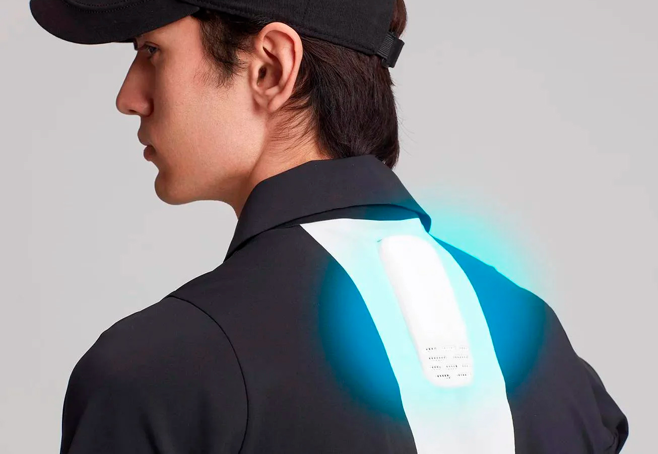 Modelo utilizando o novo ar condicionado vestível Reon Pocket 2