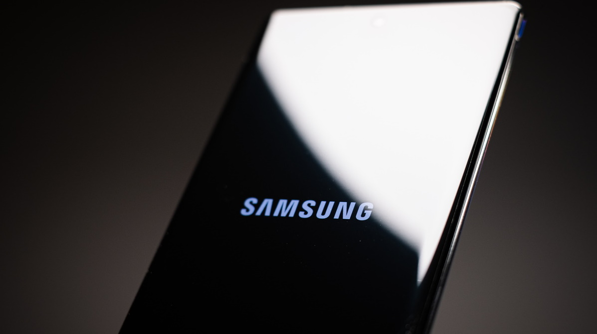 Imagem mostra smartphone com a palavra Samsung na tela. Especificações do futuro Galaxy F52 5G vazaram no Google Play Console