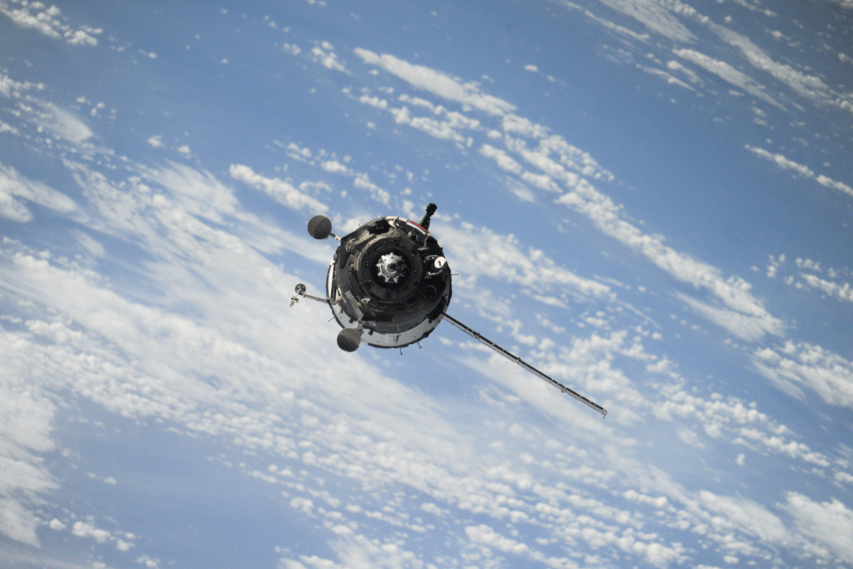 Foto de um satélite orbitando a Terra