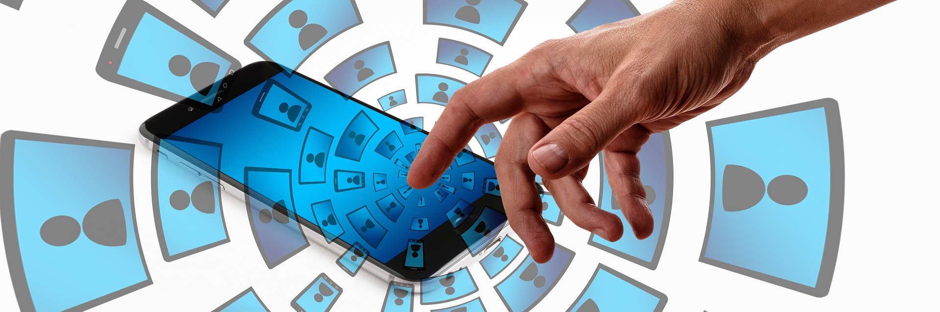 Imagem mostra pessoa mexendo em celular e dados flutuando, em alusão à nova falha de segurança exposta no Facebook