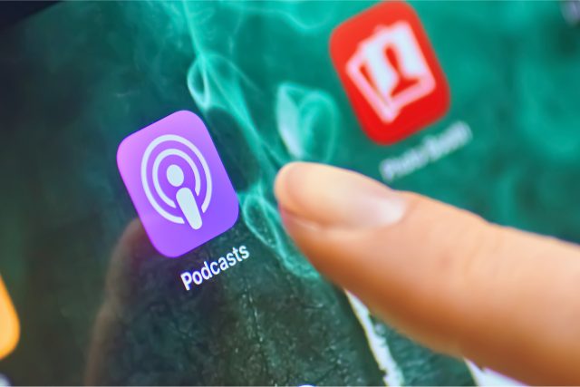 Apple Podcasts, que vem apresentadnobugs desde a atualização mais recente do iOS, é mostrado na imagem em uma tela de smartphone