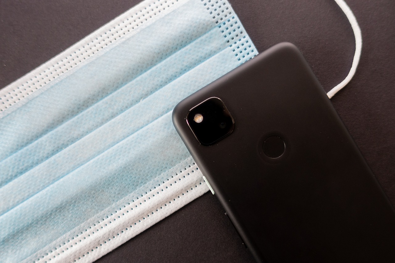 smartphone e máscara ilustrando biossensores integrados para detectar Covid-19