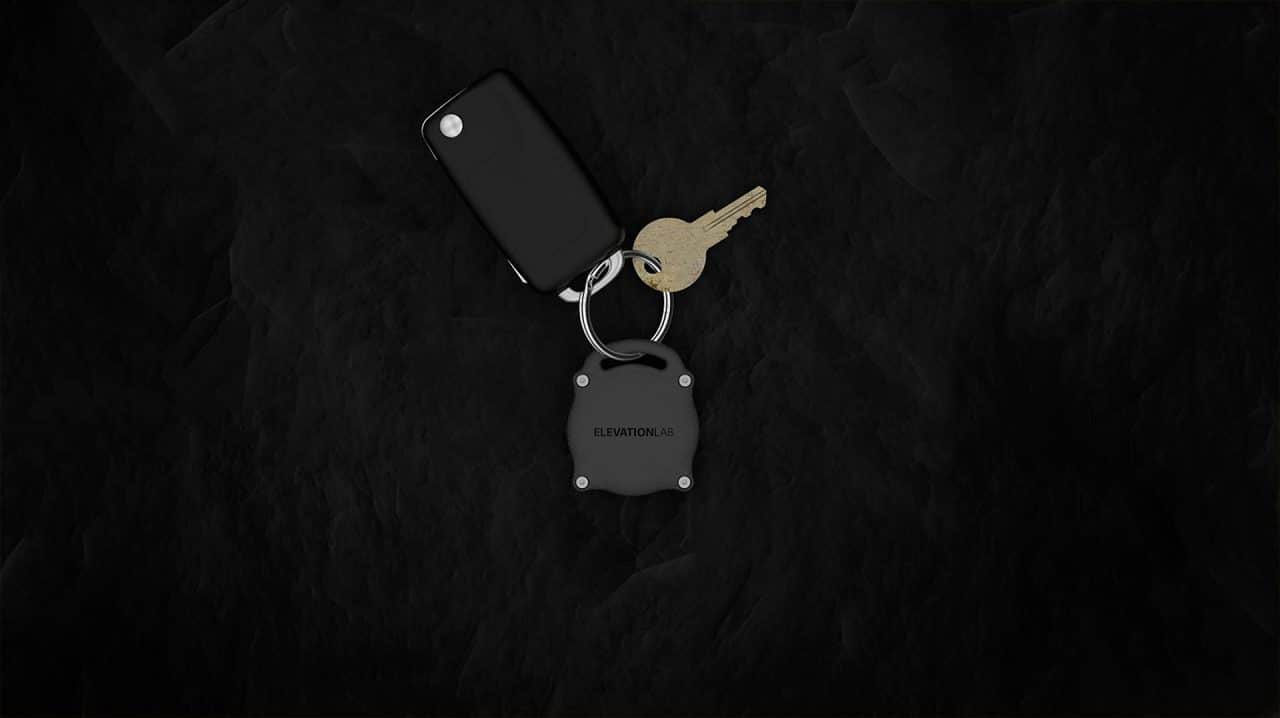 Imagem da TagVault para AirTags ao lado de um chaveiro e uma chave