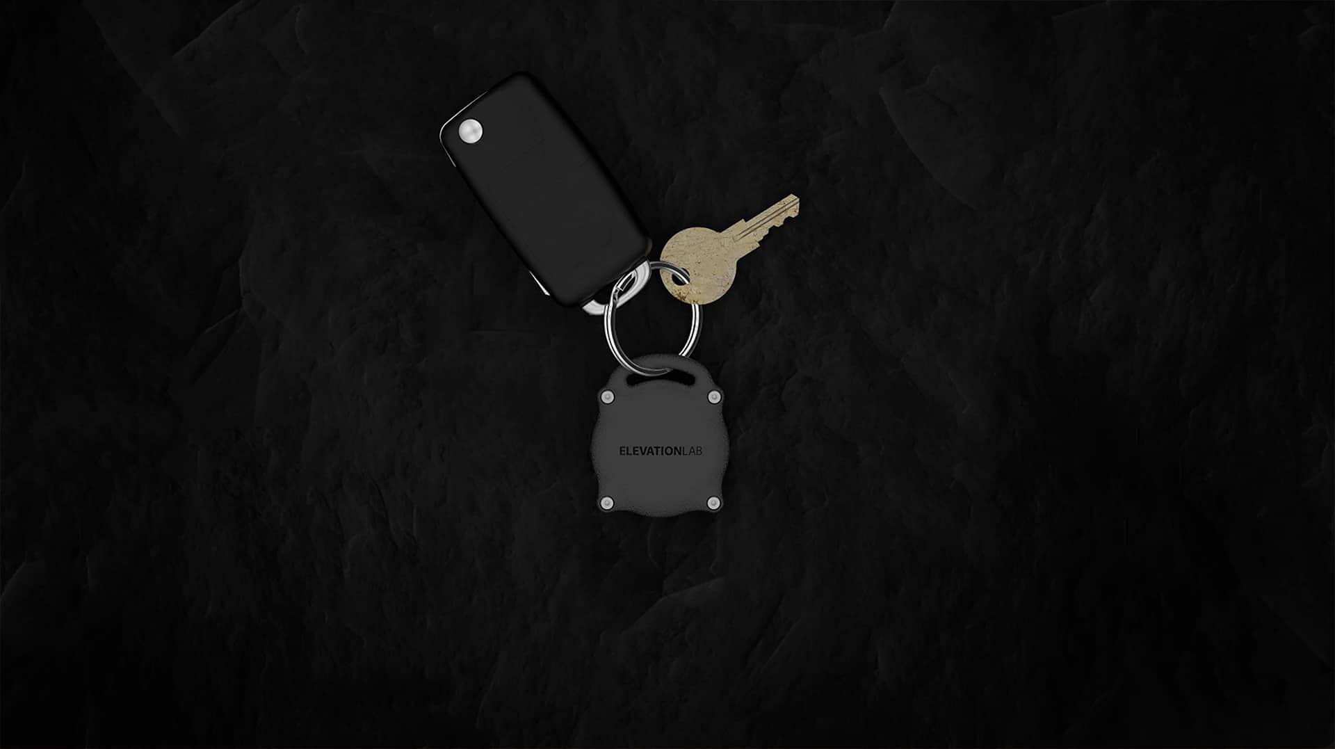 Imagem da TagVault para AirTags ao lado de um chaveiro e uma chave