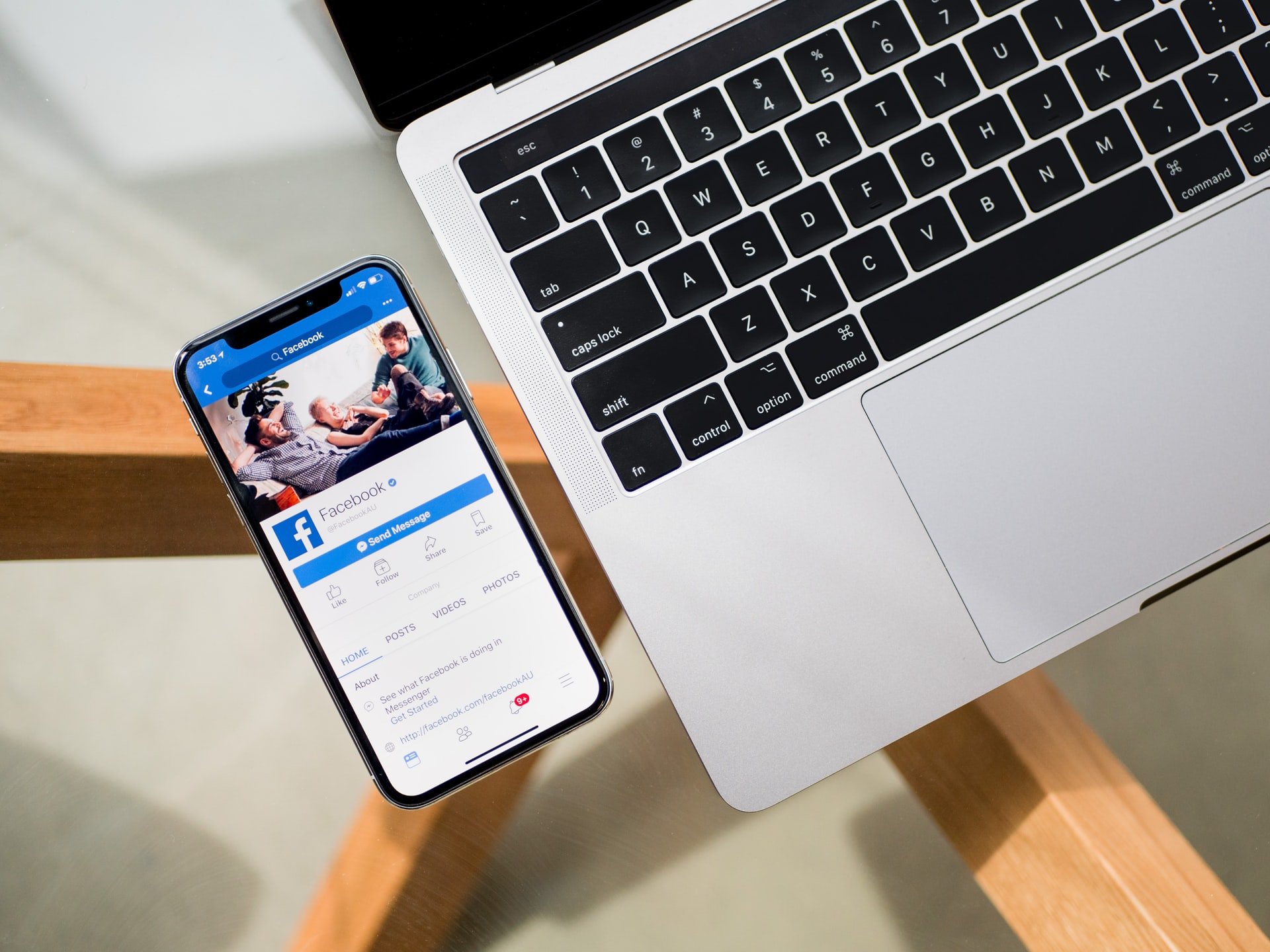 Mudanças no iOS 14 expõe visões distintas de Tim Cook e Mark Zuckerberg sobre política de dados.. Foto: Tim Bennett/Unsplash