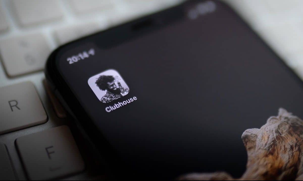 Smartphone com o ícone do Clubhouse, que pode receber uma versão Android em maio