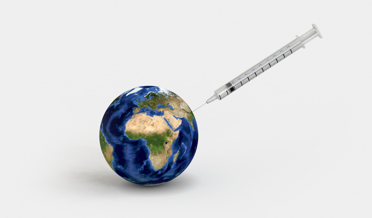 Imagem mostra globo terrestre e uma seringa, simulando vacinação. Facebook anunciou doação de US$ 5 milhões para um fundo de vacinas