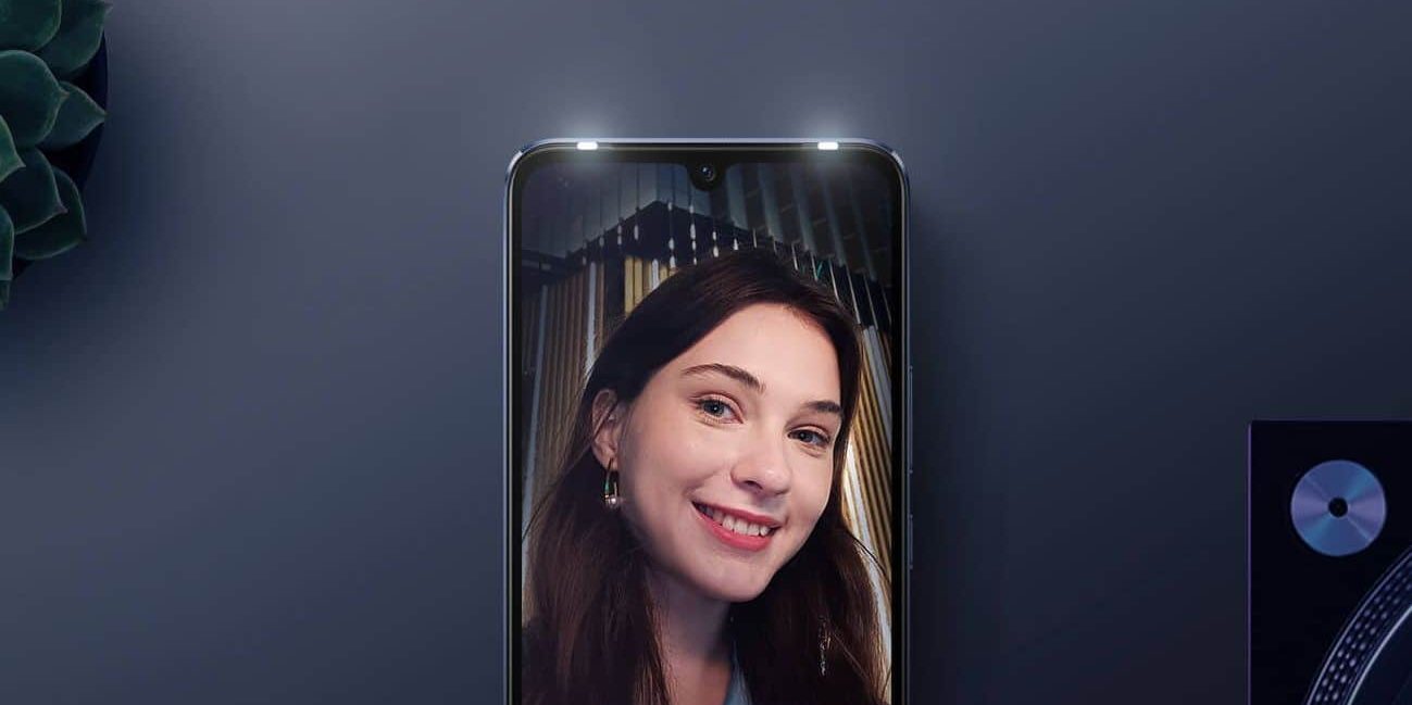 Imagem mostra tela do Vivo V21, que tem o flash duplo frontal como destaque entre as especificações