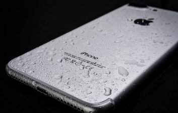 Apple processada por não consertar celular danificado por água