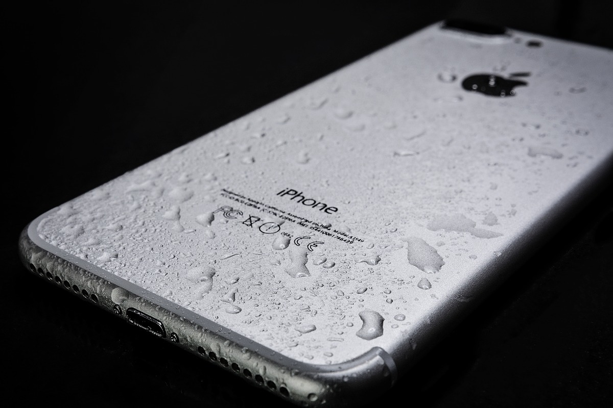 Apple processada por aparelho danificado por água