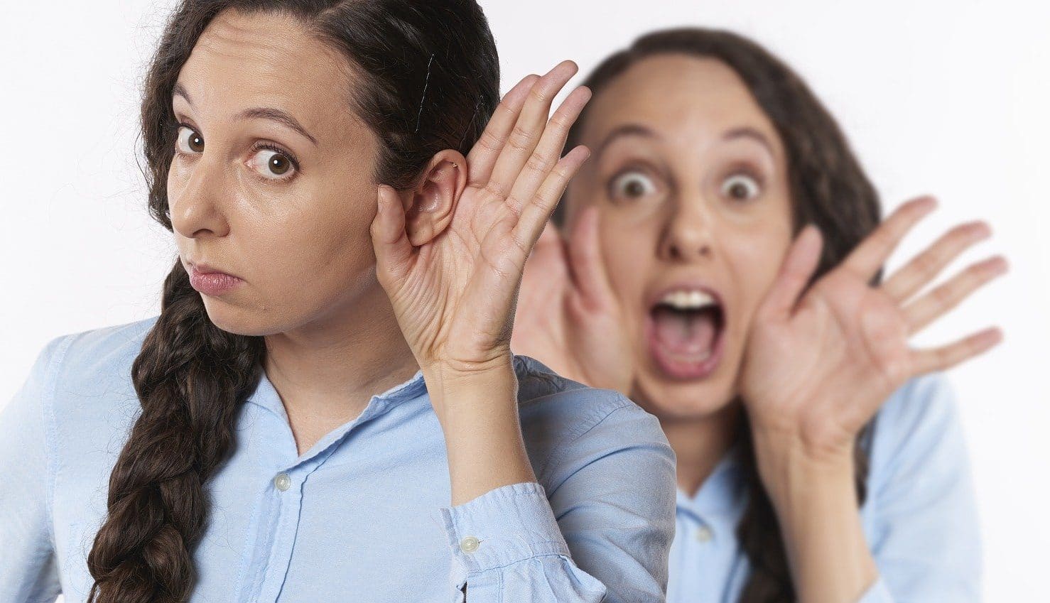 atriz simulando uma pessoa com dificuldade de ouvir e outra pessoa gritando