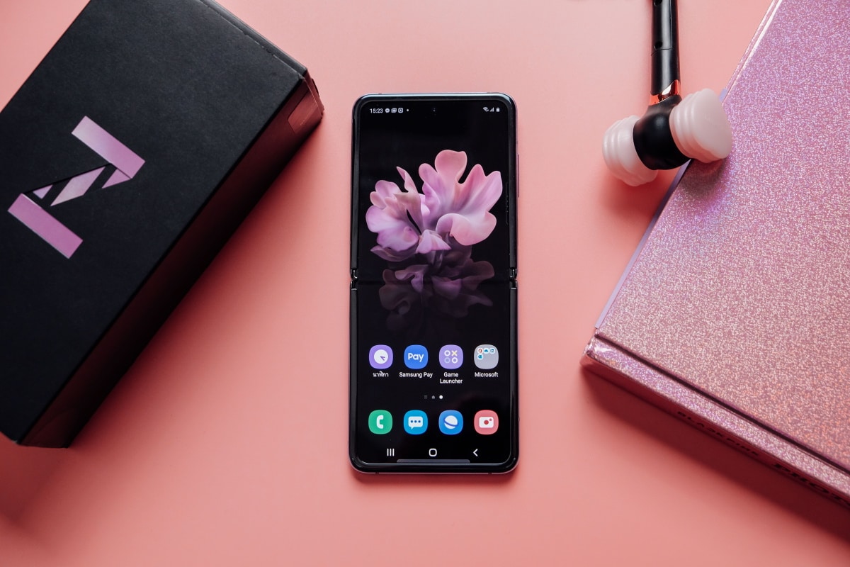 Imagem mostra Samsung Fold. Samsung está oferecendo 60 dias para consumidores do Reino Unido poderem testar os dobráveis da marca