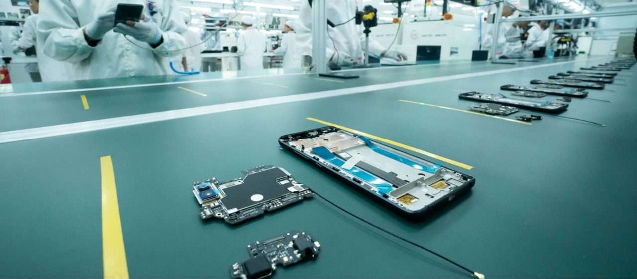 Imagem mostra fabricação de celulares. A Índia atrasa lançamentos chineses de propósito para impulsionar mercado local