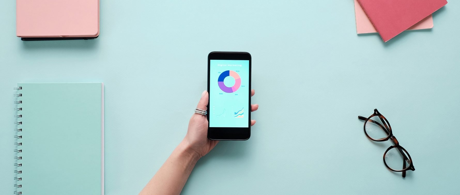 Estatísticas e alcances de anúncios que as pessoas bloqueiam na tela de um smartphone