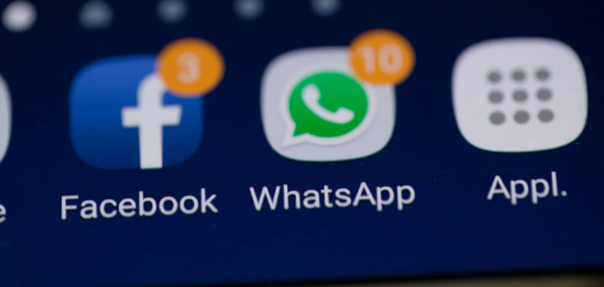 Imagem mostra ícones de Facebook e WhatsApp lado a lado na tela de um celular. Órgão na Alemanha conseguiu liminar que proíbe compartilhamento de dados entre as plataformas