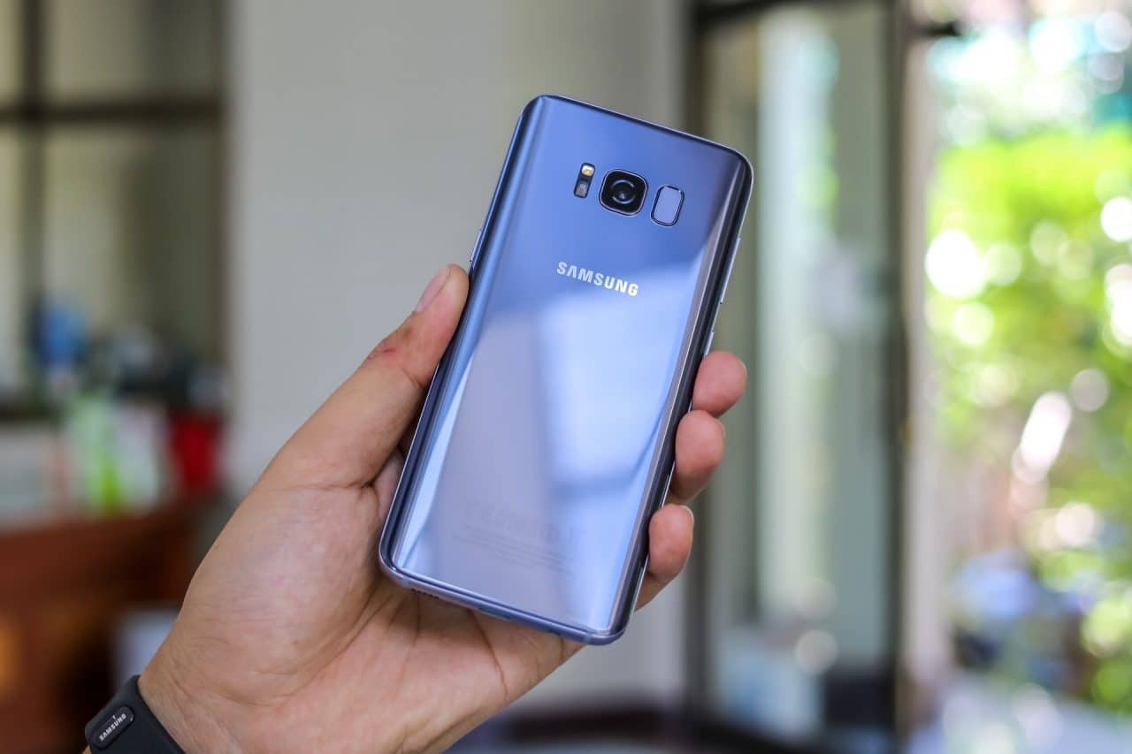 Imagem mostra pessoa segurando um Samsung Galaxy S8, que não receberá novas atualizações de segurança da empresa