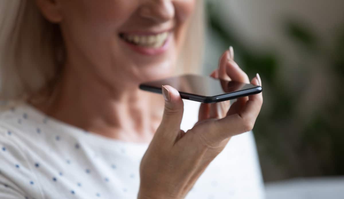 senhora falando no celular