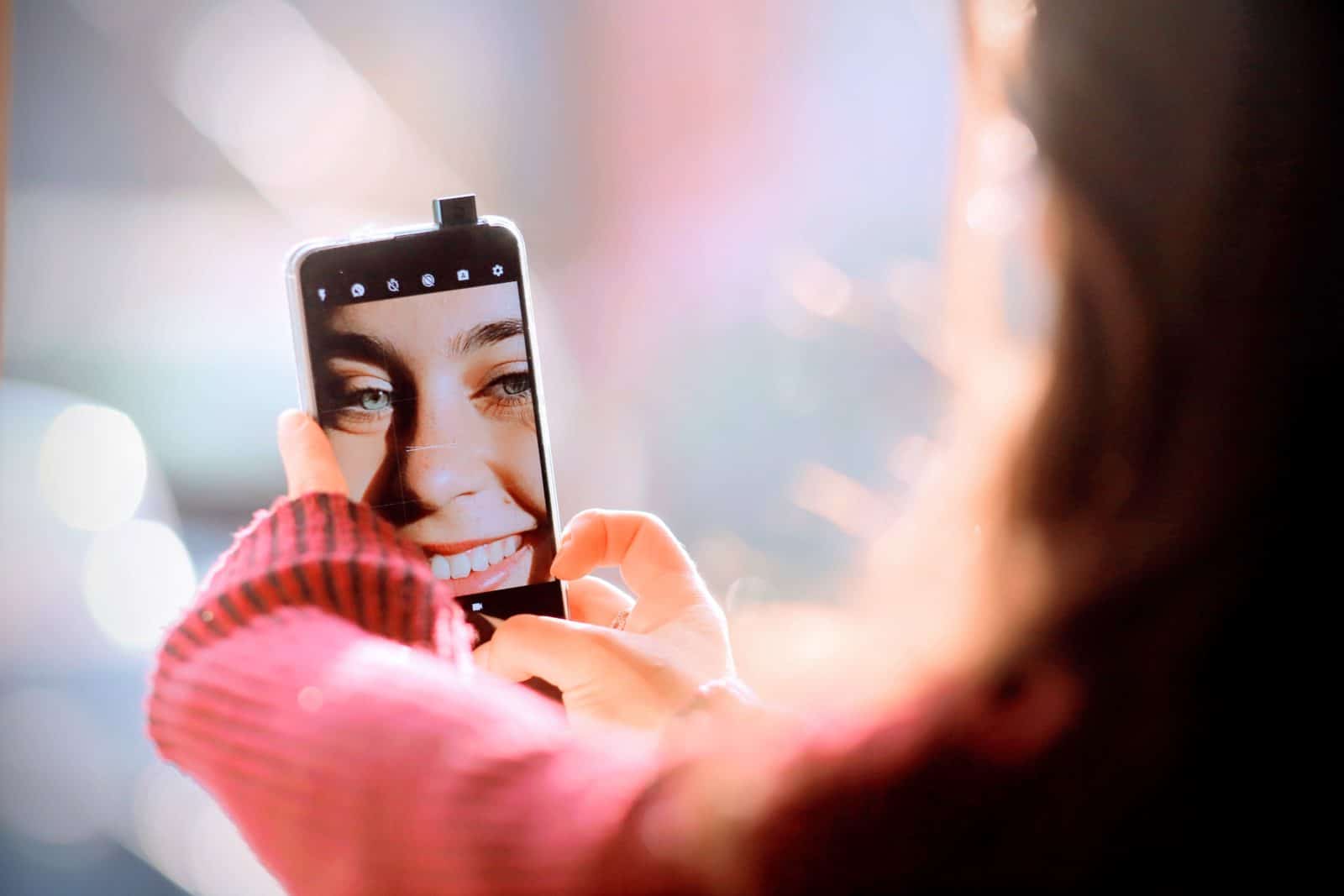 Usuária tirando selfie com o Motorola One Hyper