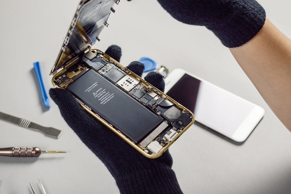 Montador terminando de montar smartphone