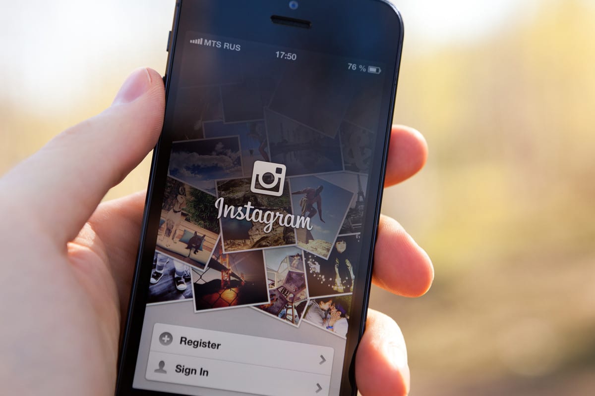 Foto de um celular com o app do Instagram