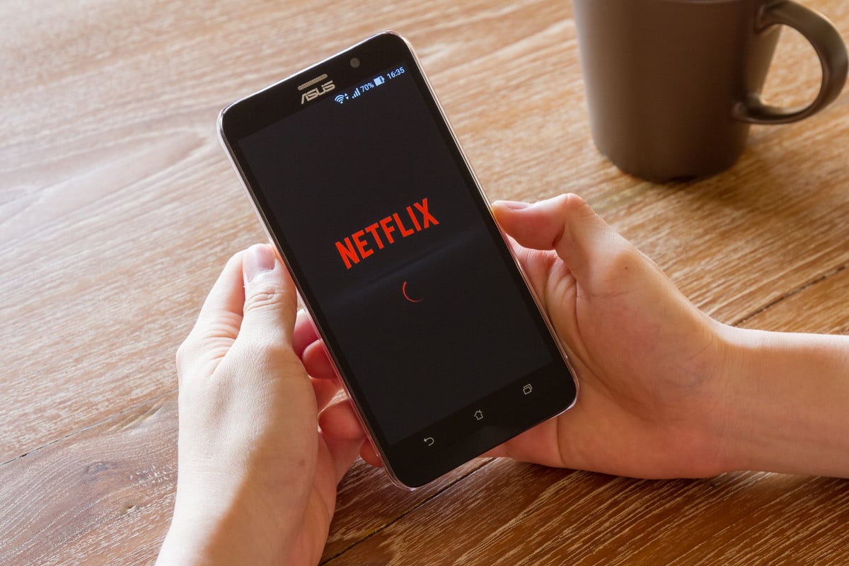 Foto de um celular usando o app da Netflix