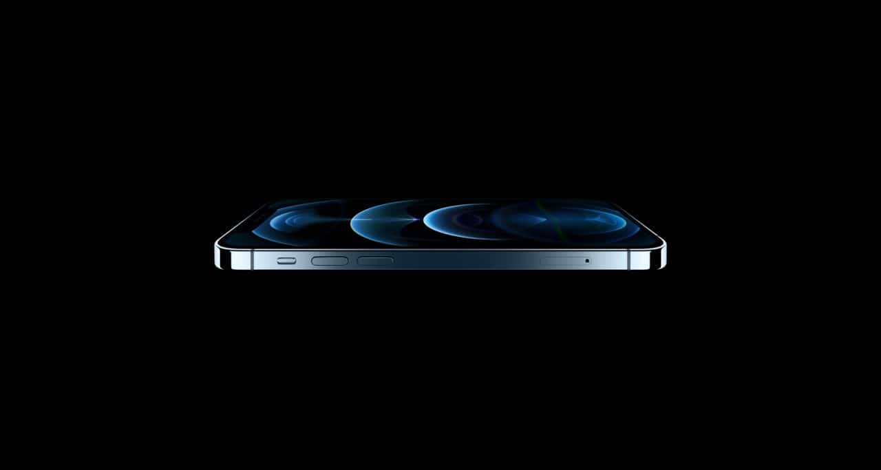iPhone 12 deitado, mostrando em destaque sua espessura