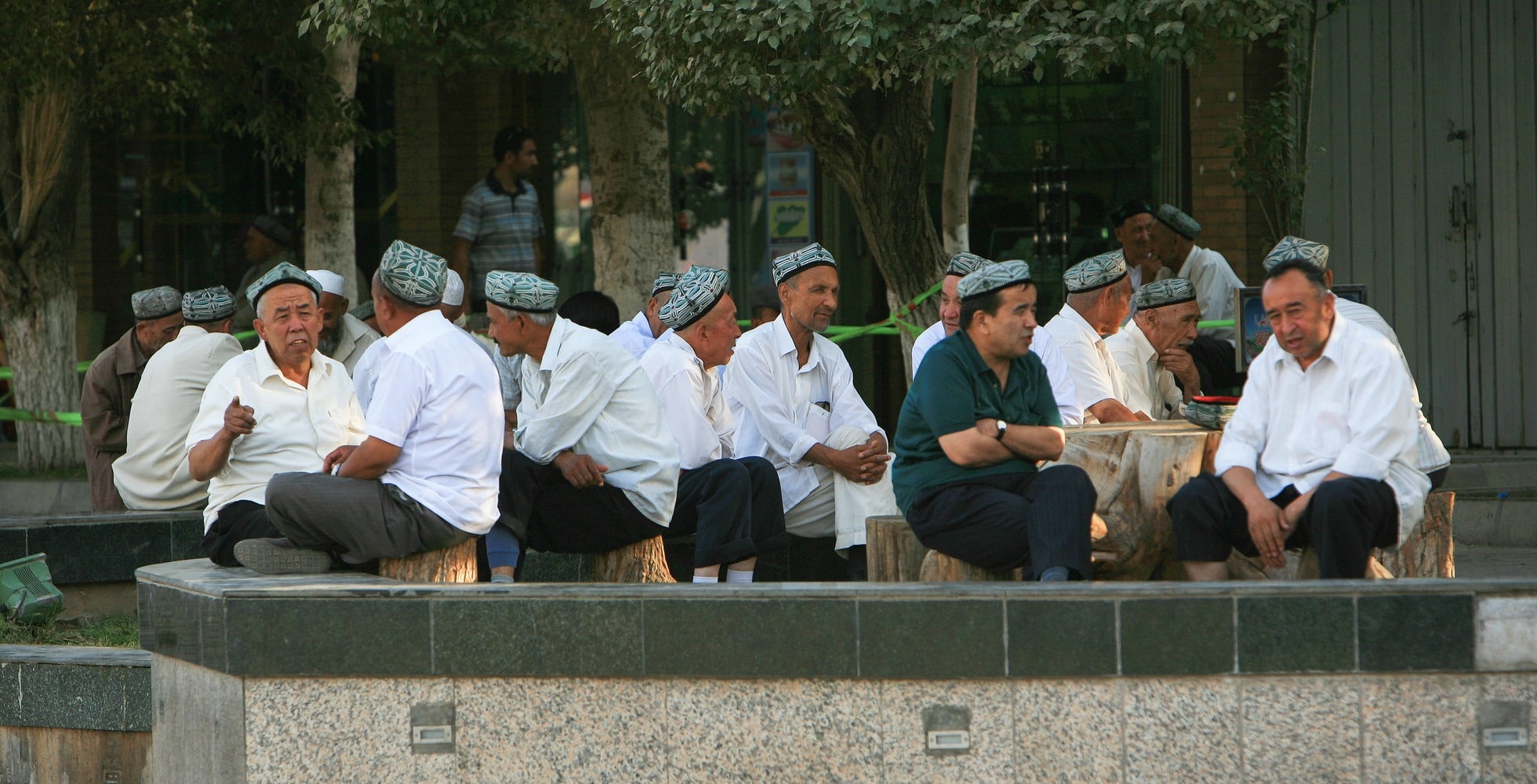 Muçulmanos uigures que podem estar sendo vítimas de trabalho forçado em empresas fornecedoras da Apple