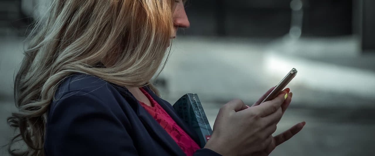 moça mexendo no celular e ilustrando celulares custando até R$ 800