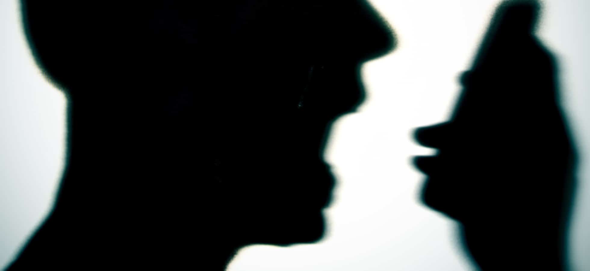 silhueta de homem falando bravo em celular para ilustrar a volta do Parler