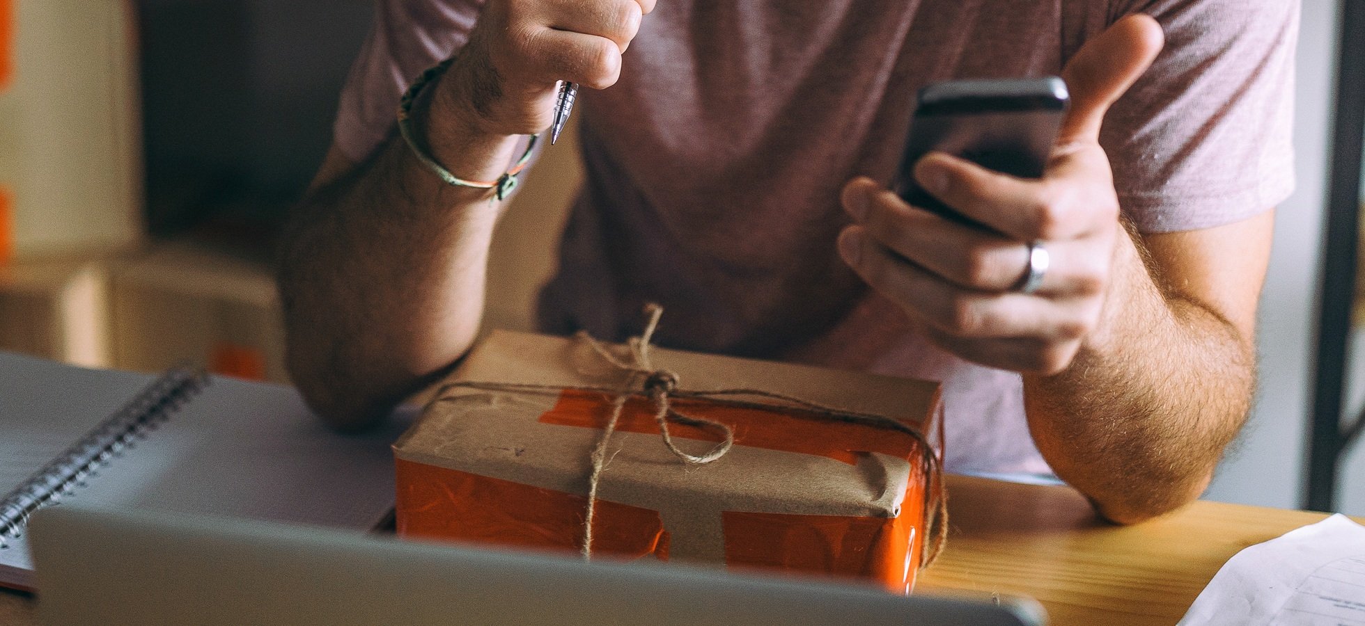 pessoa que está preparando seu celular Android ou iPhone para vender