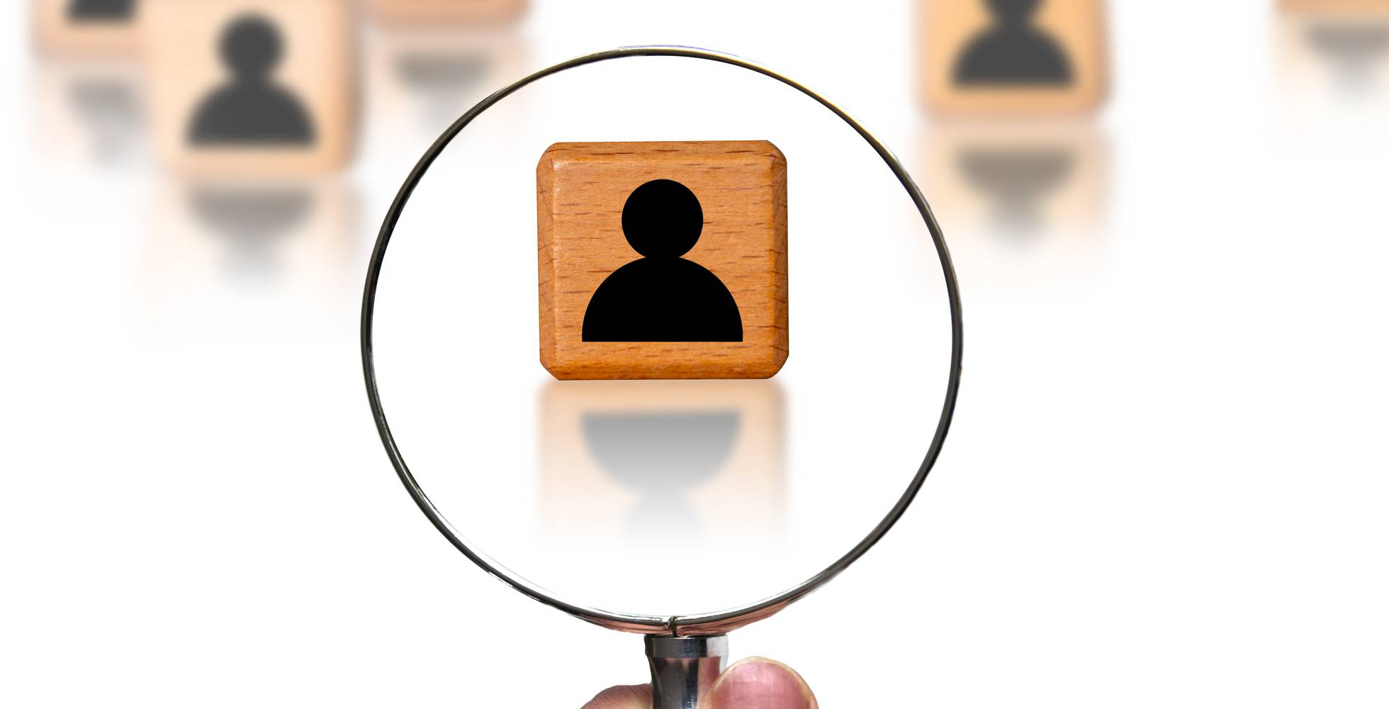 ilustração de um usuário Android sendo rastreado