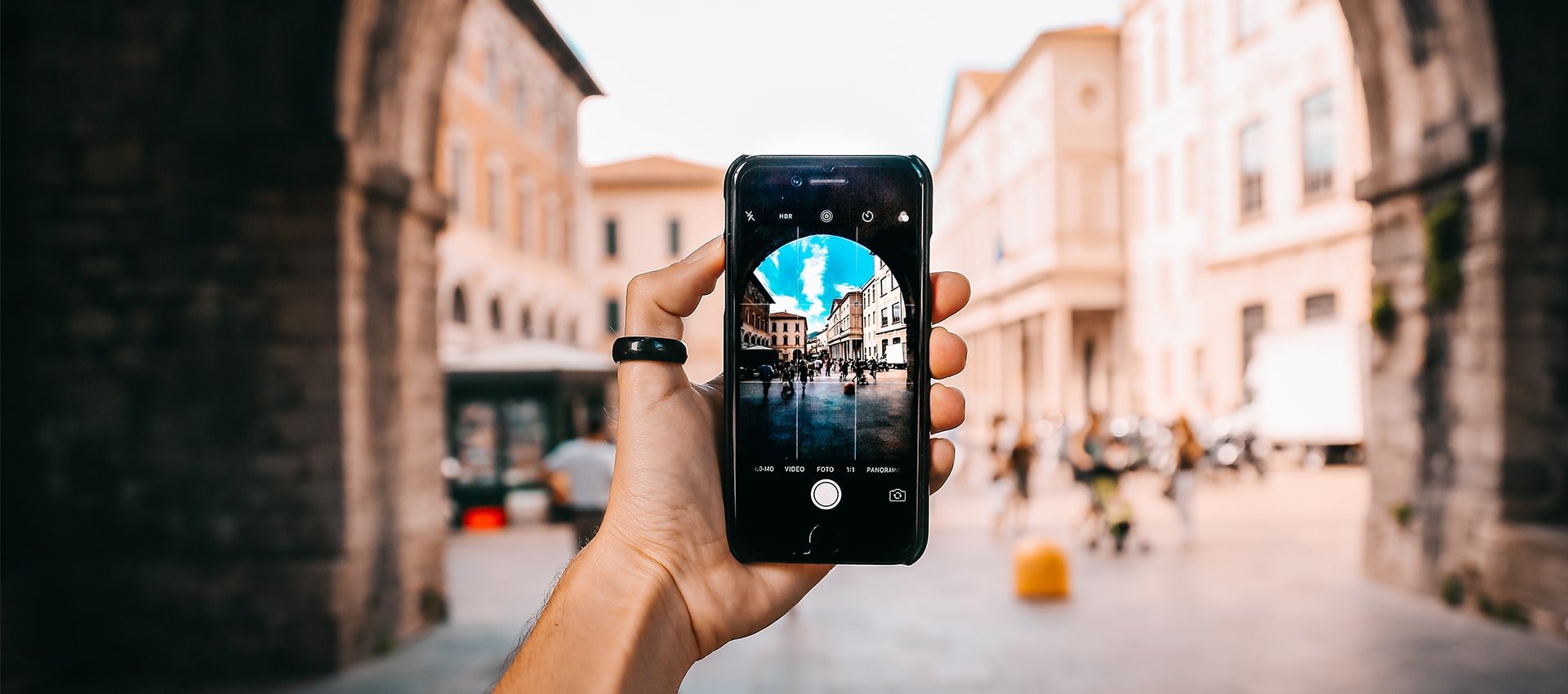 Pessoa com um smartphone com uma foto editada