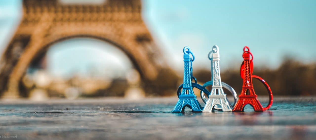 Um dos maiores orgulhos do povo francês, a Torre Eiffel e suas miniaturas com as cores da bandeira do país