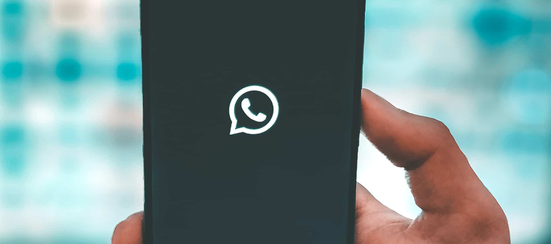 Usuário com o WhatsApp aberto no smartphone para mandar Stickers e mensagens