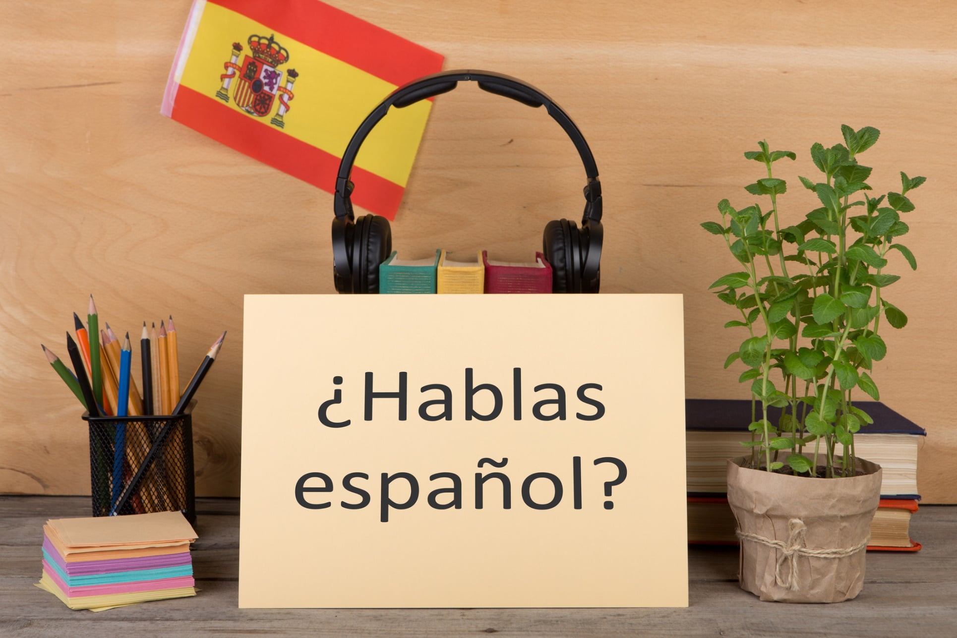 Imagem mostra cartaz escrito Hablas Español? Separamos 7 aplicativos gratuitos para quem quer aprender espanhol