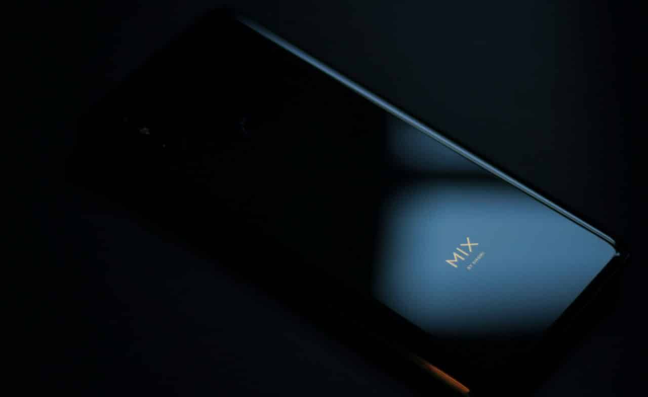 Imagem mostra traseira de celular da Xiaomi, que registrou patente para smartphone slider e com câmera giratória pop-up