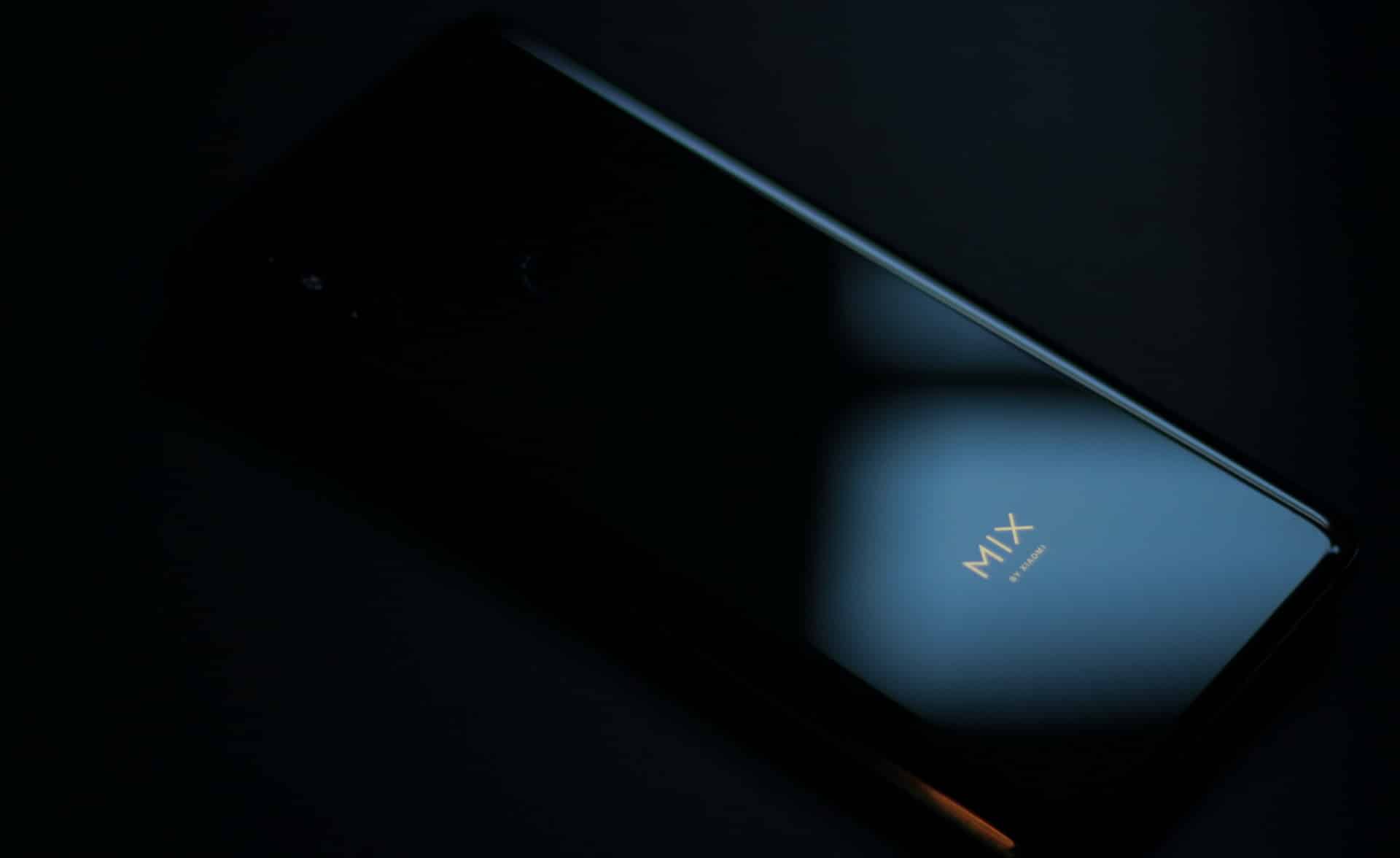 Imagem mostra traseira de celular da Xiaomi, que registrou patente para smartphone slider e com câmera giratória pop-up