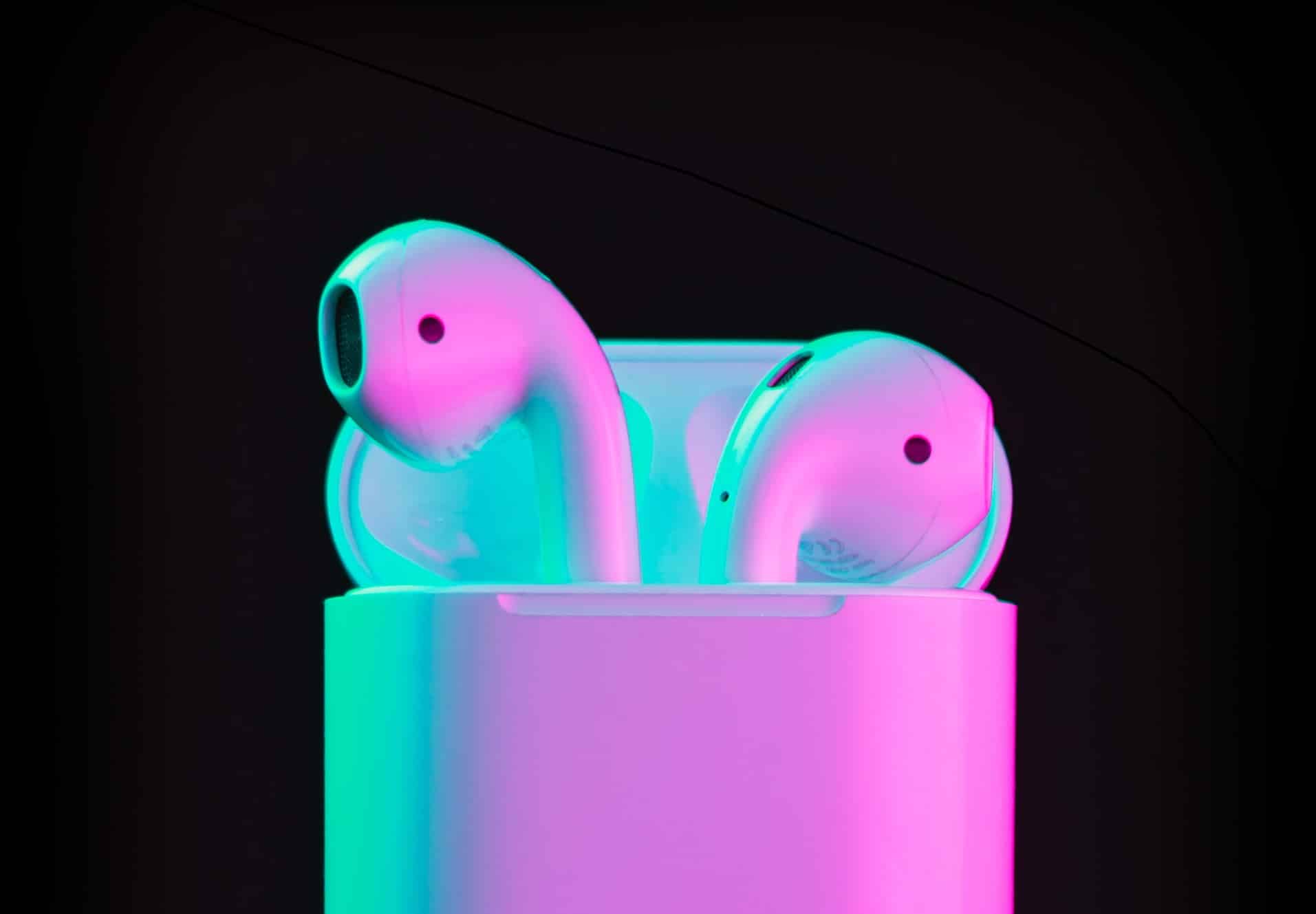Imagem mostra AirPods, fones de ouvido da Apple que não terão acesso ao recurso de alta fidelidade disponibilizado no Apple Music