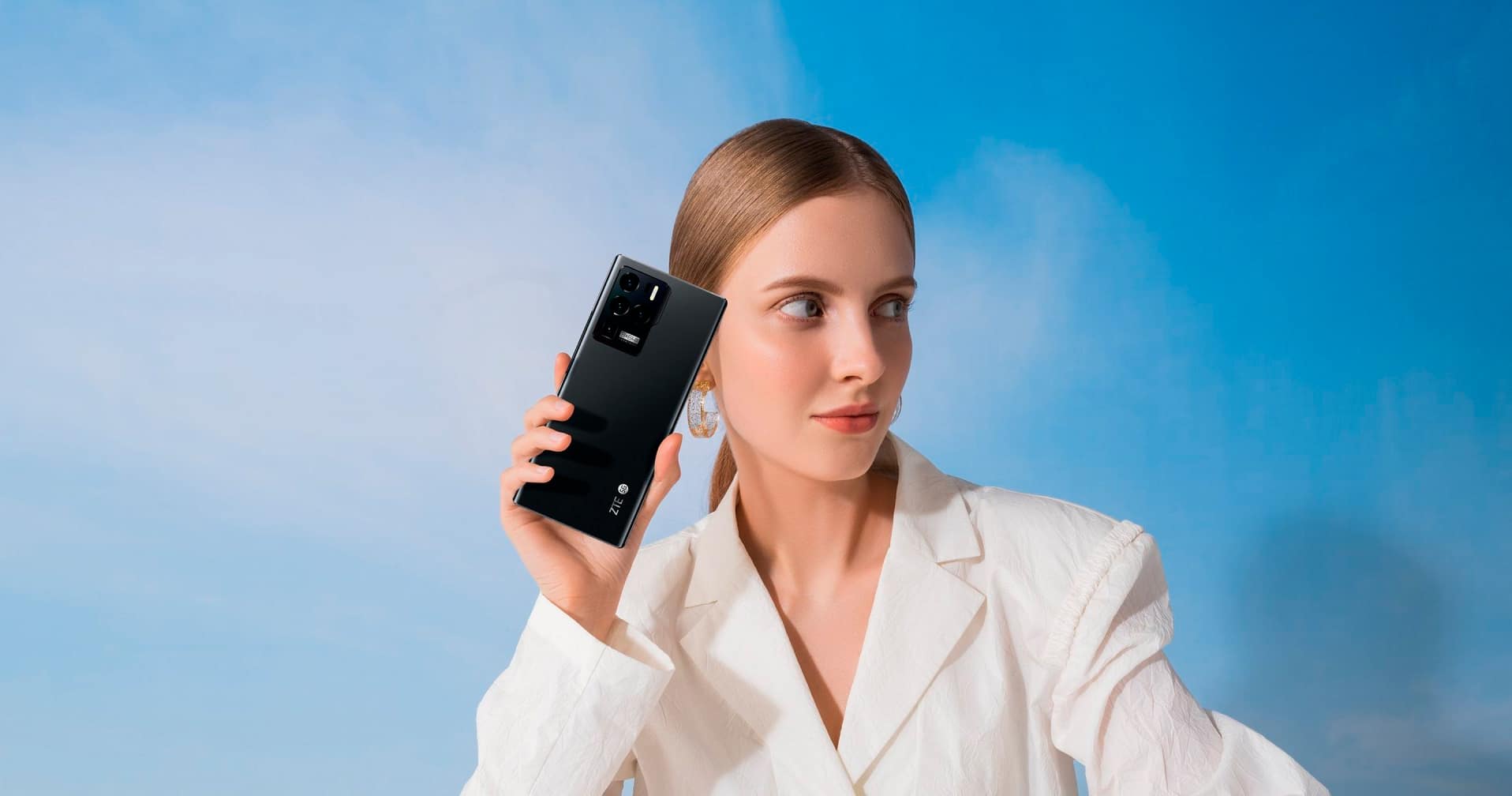 Modelo segurando o novo ZTE Axon 30 Ultra