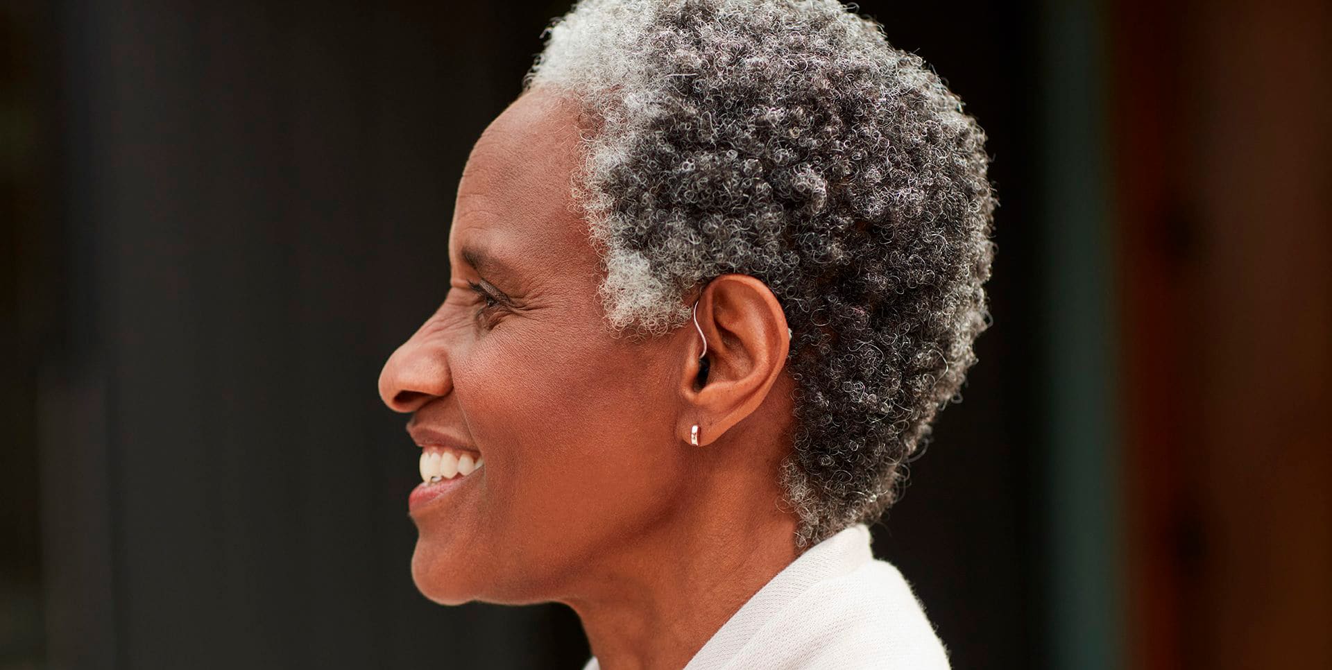 Mulher usando o aparelho Auditivo Bose SoundControl