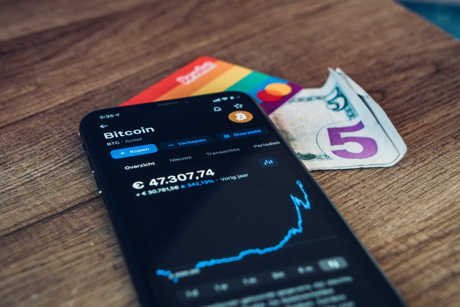 Parceria entre empresas permite que usuários adquiram crédito pré-pago para smartphones utilizando carteira de criptomoedas. Imagem: CardMapr.nl/Unsplash