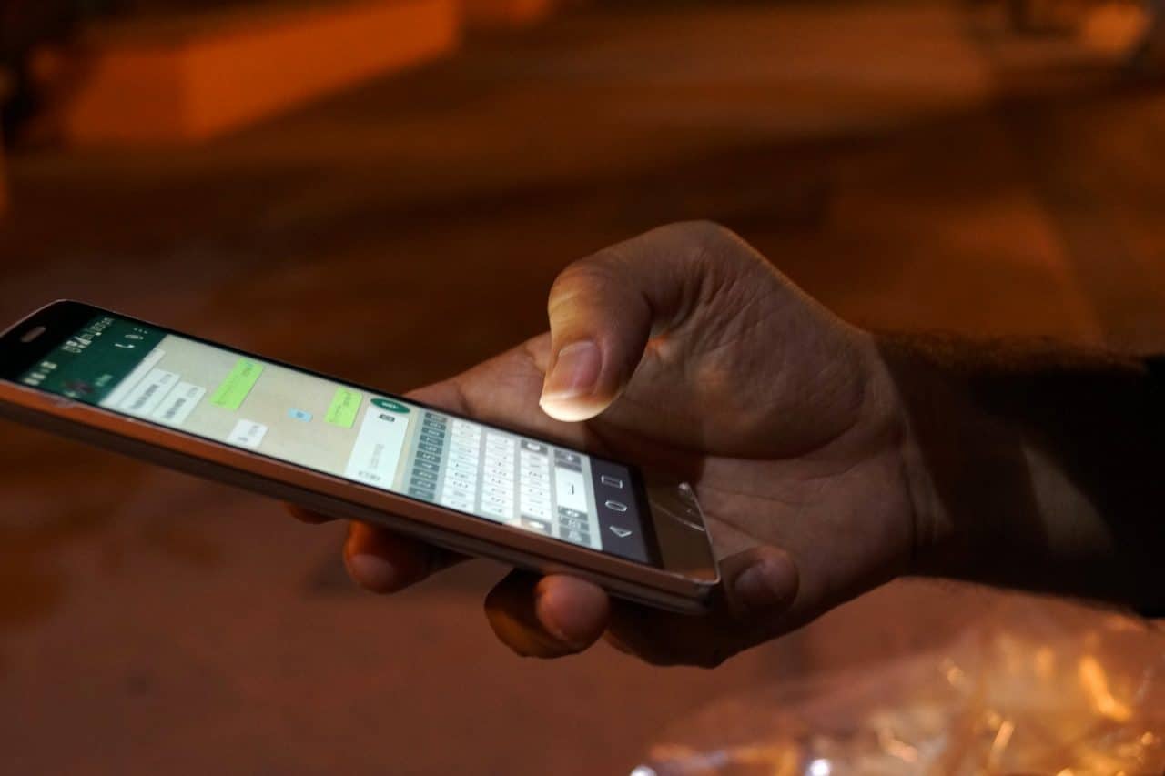 pessoa mexendo no WhatsApp em seu celular, que poderá ter a função de revisar mensagem de voz antes de envio