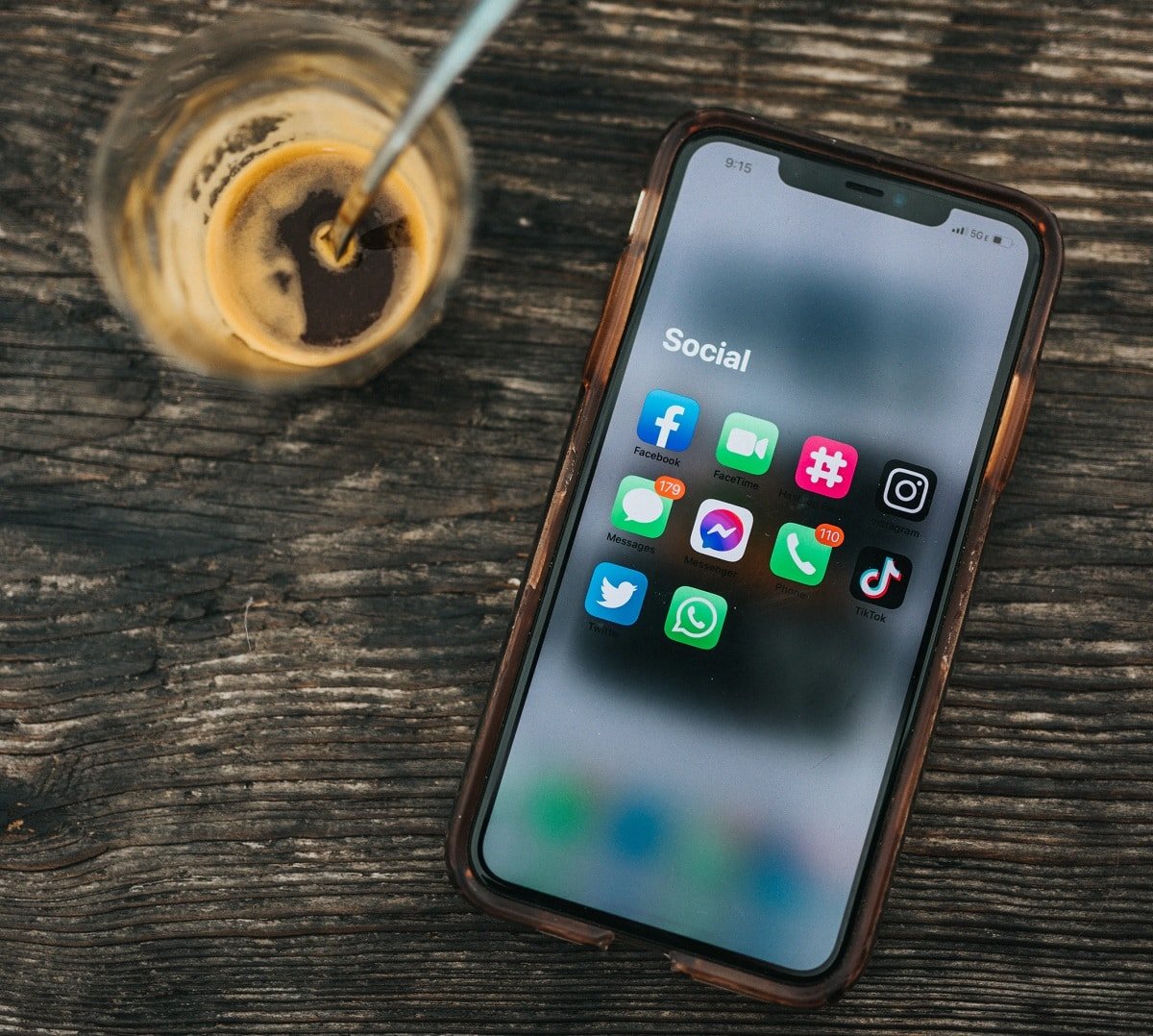 Tela de celular destacando ícones das redes sociais