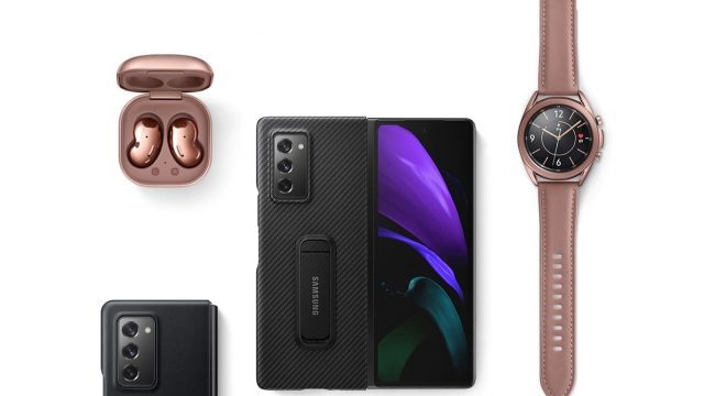 Montagem com Galaxy Buds Live, Galaxy Watch, e o Galaxy Z Fold 2, que recebe patch de segurança