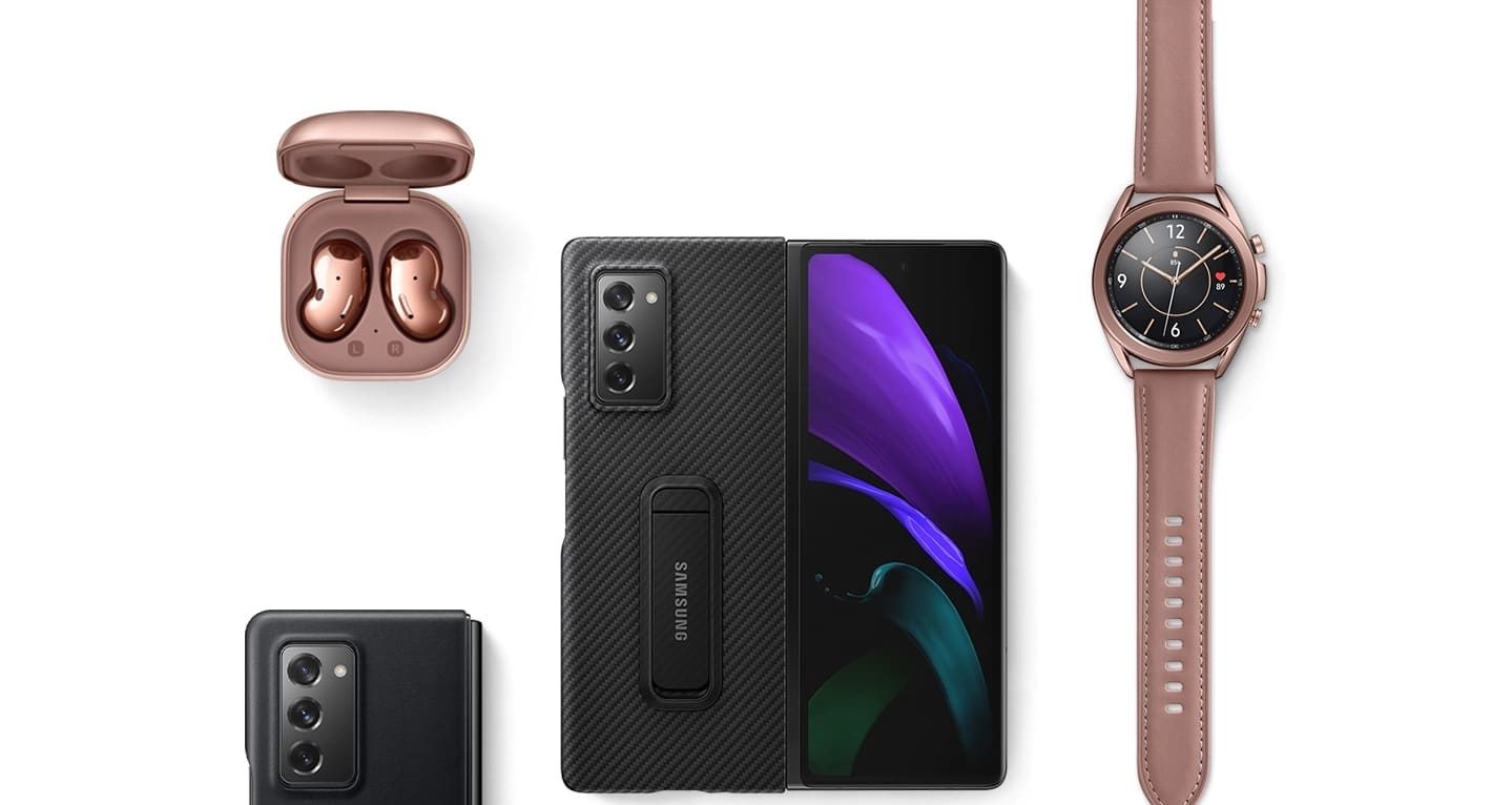 Montagem com Galaxy Buds Live, Galaxy Watch, e o Galaxy Z Fold 2, que recebe patch de segurança