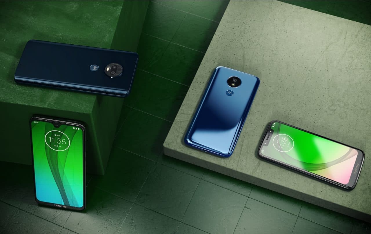 Montagem com smartphones da linha Moto G, da Motorola, compatíveis com a faixa estendida de rádio FM
