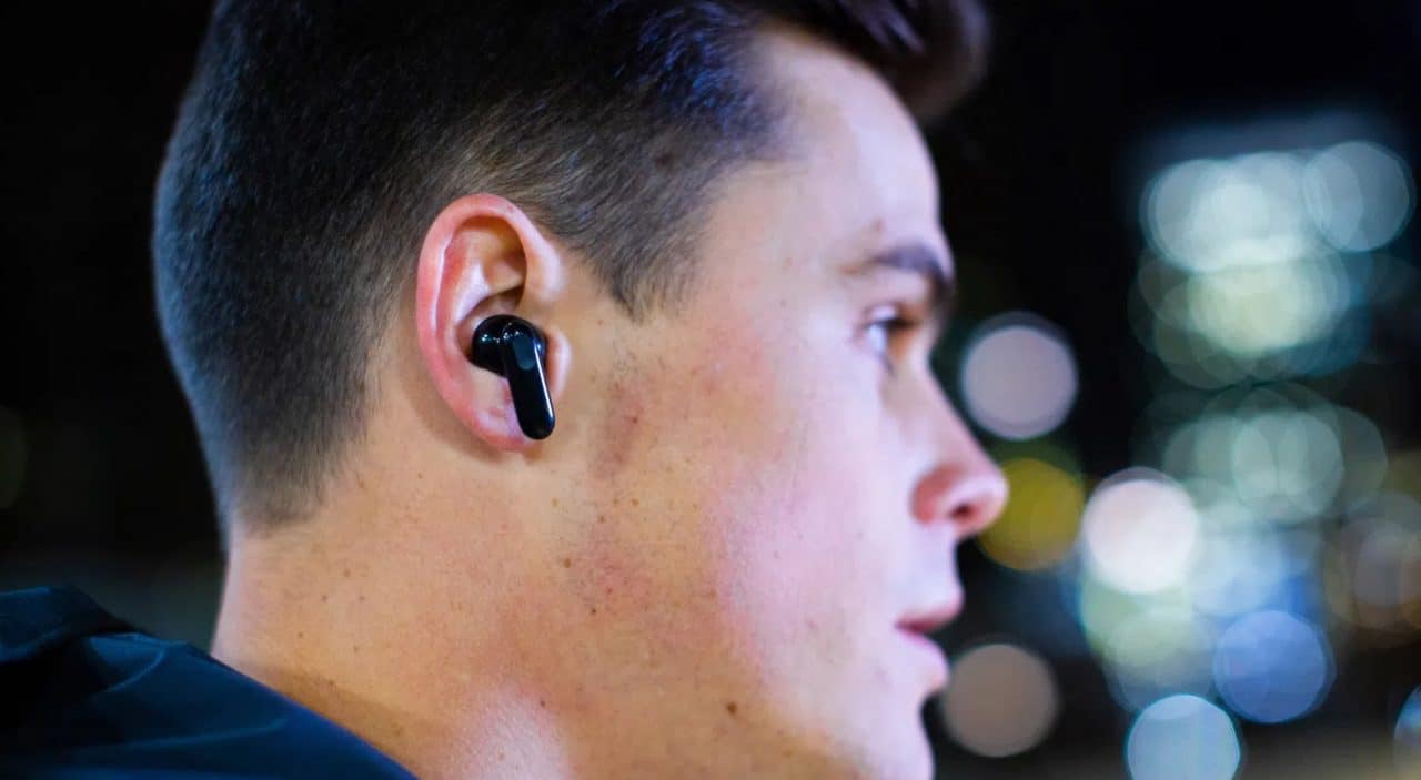Homem utilizando o Wyze Buds Pro