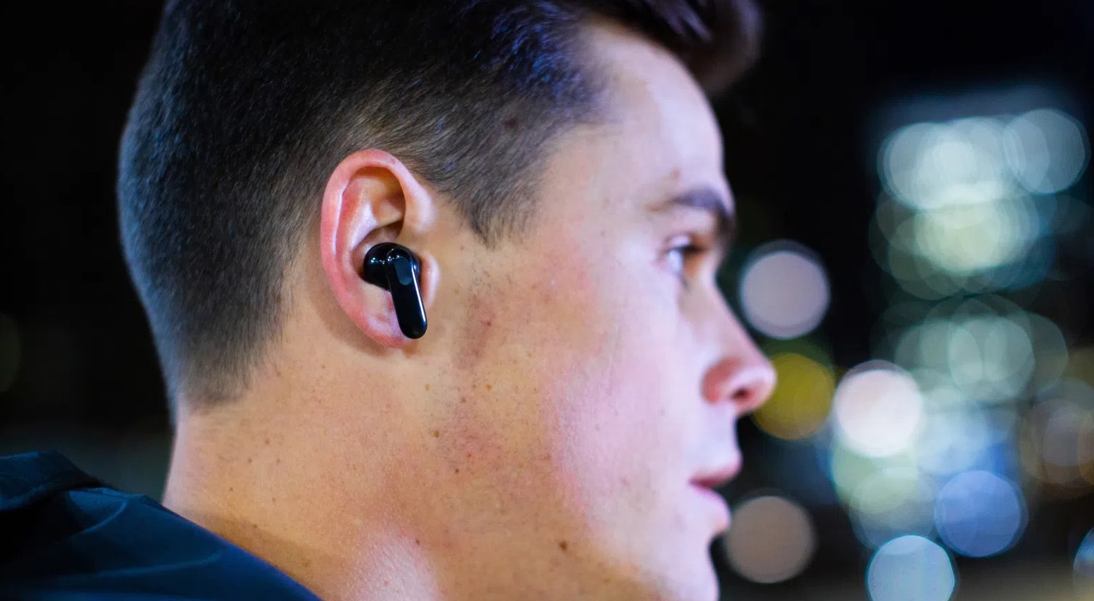 Homem utilizando o Wyze Buds Pro