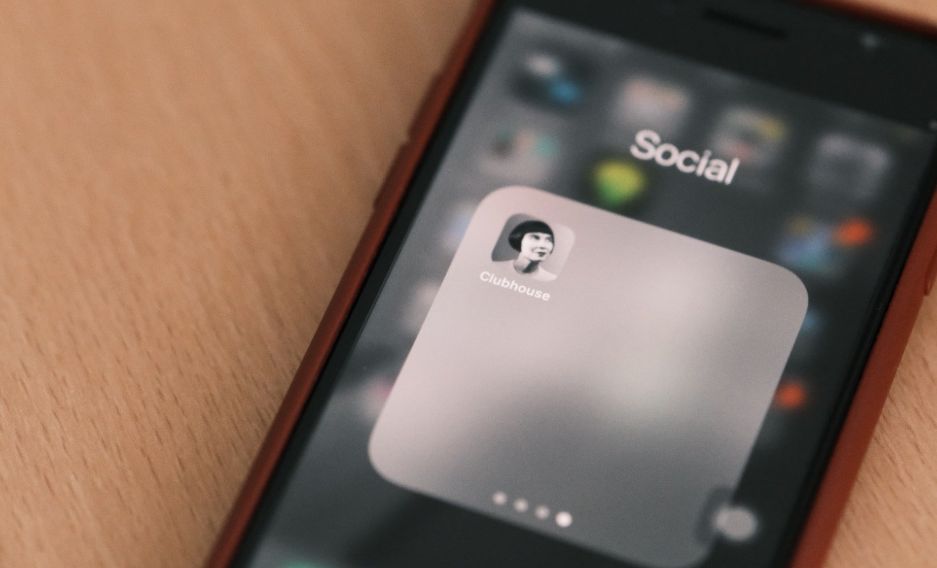 Imagem mostra Clubhouse para Android aberto em um smartphone